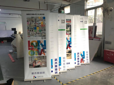 易拉宝铝合金与塑钢材质对比 26年广告制作公司老板揭秘真相